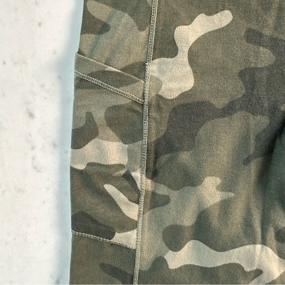 NWT Monrow Olive Camouflage Biker Shorts with Pockets - Picture 8 of 13